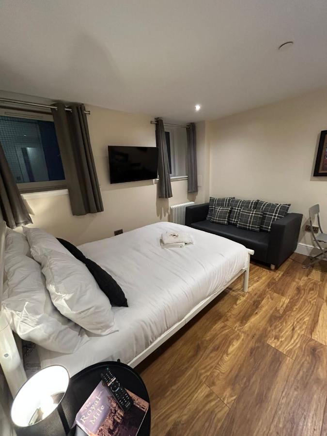 Modern Double Room With Sofa Edinburgh Bagian luar foto